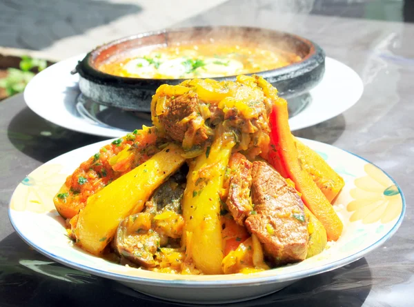 Dos tajines (platos nacionales marroquíes) de encuentro con huevos y verduras —  Fotos de Stock