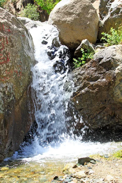 Bela cachoeira nas montanhas — Fotografia de Stock