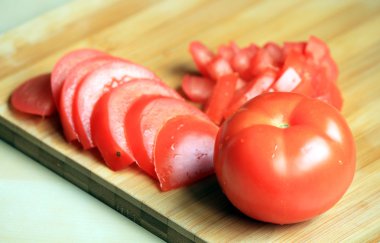 taze domates doğrama tahtası üzerinde kesme