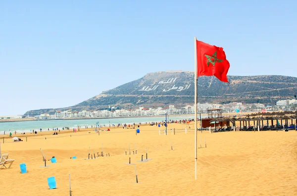 The beautiful beach in Agadir with flag of Morocco — Stock Photo, Image