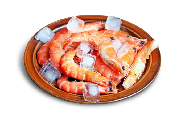 Camarones rojos frescos con hielo en el plato — Foto de Stock