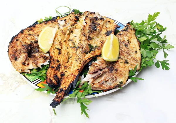 Yeşil plaka ile ızgara balık