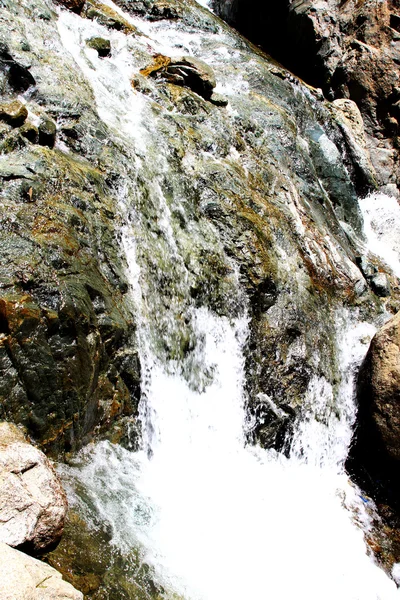 Piękny wodospad w górach — Zdjęcie stockowe