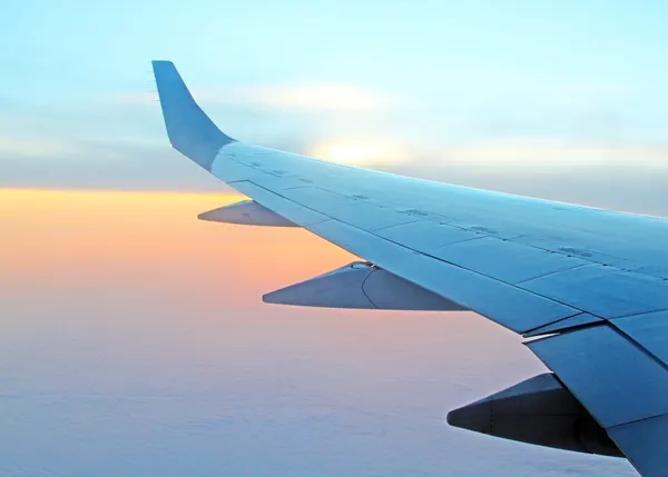 Belle vue aérienne du lever du soleil depuis la fenêtre de l'avion Photos De Stock Libres De Droits