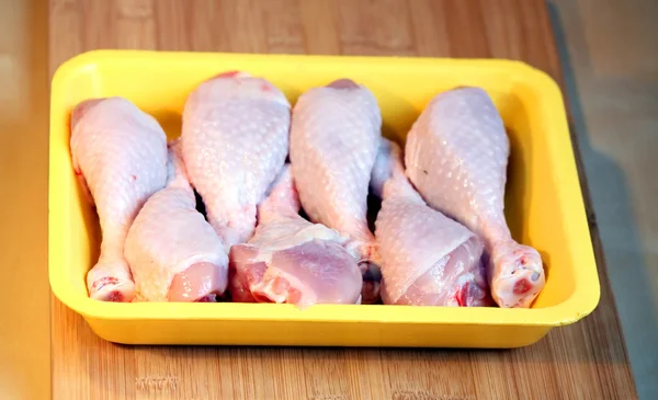 Chicken meat: legs in the retail tray — Stock Photo, Image