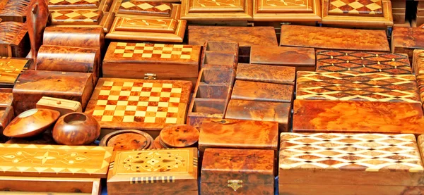 Souvenirs de madera en el mercadillo de Marruecos — Foto de Stock
