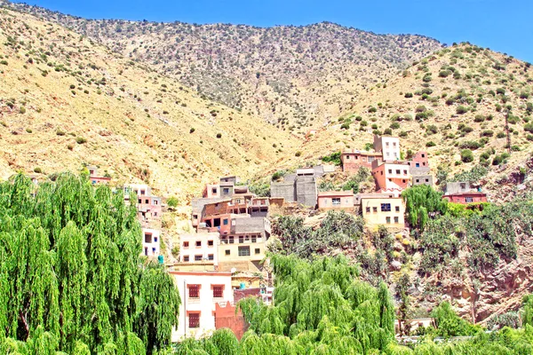 Όμορφη θέα στα βουνά (όρη του Άτλαντα, Μαρόκο) και ένα vil Royalty Free Φωτογραφίες Αρχείου