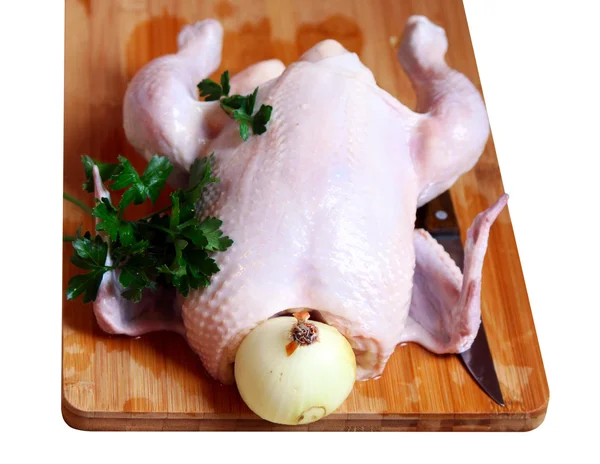 O frango inteiro com salsa, cebola e uma faca — Fotografia de Stock