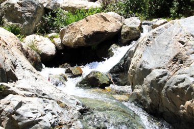 dağlarda güzel şelale