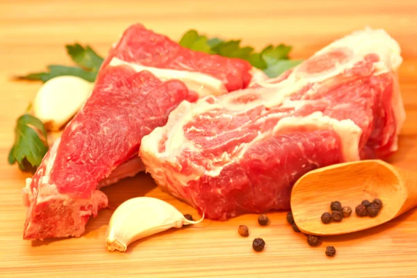 Raw beef with spices and vegetables on the cutting board — Stock Photo, Image