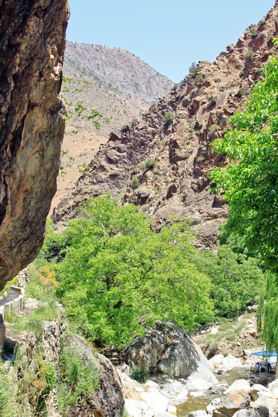 Hermosa vista de las montañas en un día soleado — Foto de Stock