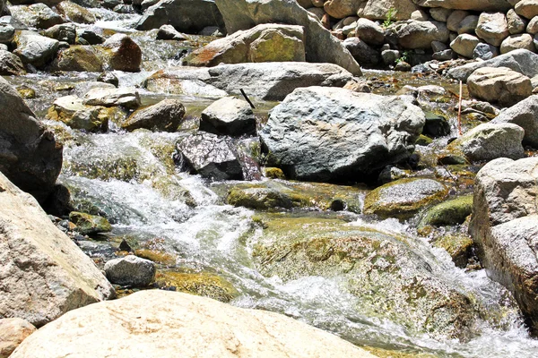 Belle cascade en montagne — Photo