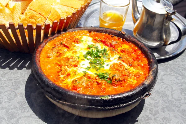 Marruecos plato nacional - tajine de reunirse con verduras y carnes — Foto de Stock