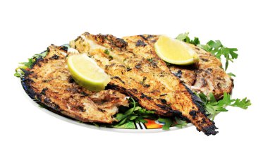 Beyaz backgr izole plaka - Yeşiller ile ızgara balık