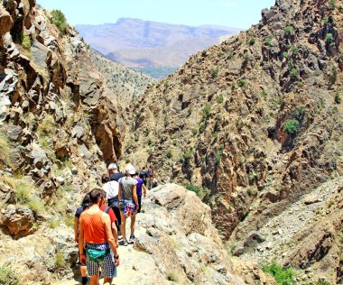 dağlar ve turistik bir grup güzel görünümü