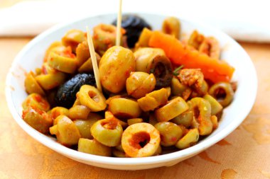 kürdan ile baharatlı zeytin aperatif