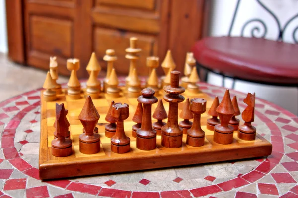 Шахматная доска с шахматными фигурами на столе — стоковое фото