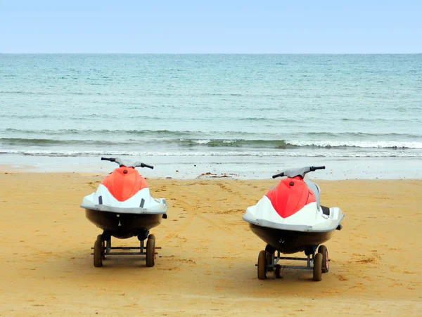 The beautiful beach and two scooters on the sand — Stock Photo, Image