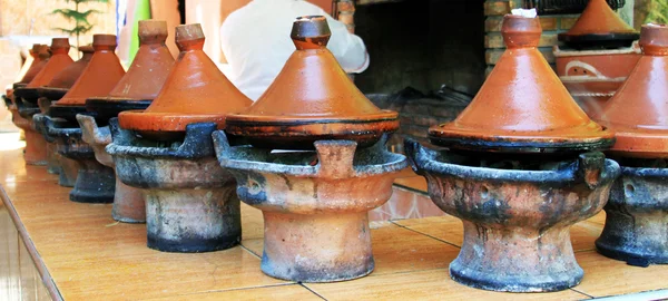 Utensilios de cocina de cerámica marroquí - tajines — Foto de Stock