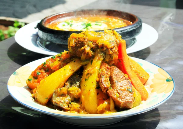 İki tajines (Fas milli yemekleri) yumurta ve sebze ile tanışın