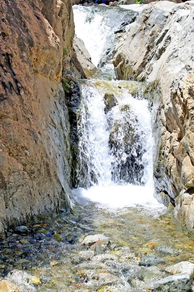 Красивий водоспад в горах — стокове фото