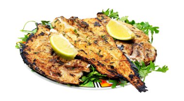 Yeşil plaka - izole obn beyaz backg ile ızgara balık