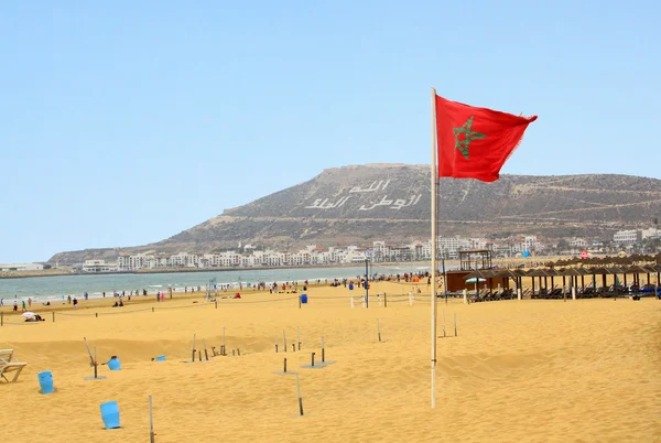 Piękna plaża w agadir z flaga Maroka — Zdjęcie stockowe