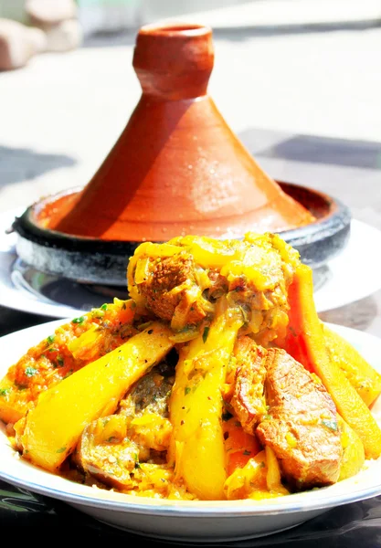 İki tajines (Fas milli yemekleri) yumurta ve sebze ile tanışın