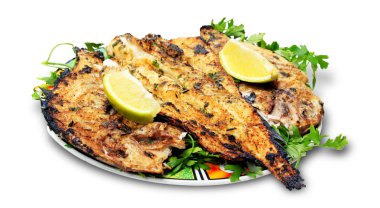 Beyaz backgr izole plaka - Yeşiller ile ızgara balık