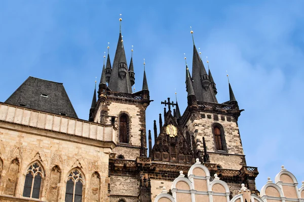 Símbolo de Praga: Iglesia de Nuestra Señora ante Tyn en la Ciudad Vieja Squa — Foto de Stock