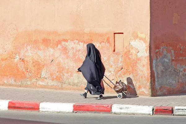 Muslim woman walking down the street — Stock Photo, Image