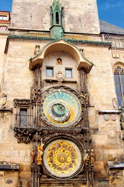 Famoso reloj astronómico en la Plaza de la Ciudad Vieja de Praga, Czec —  Fotos de Stock