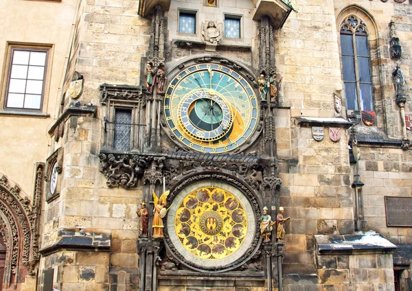 Beroemde astronomische klok op het oude stadsplein in Praag, czec — Stockfoto