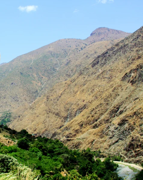 Hermosa vista de las montañas en un día soleado — Foto de Stock