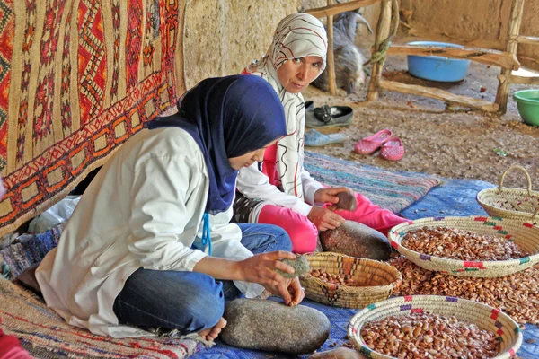 28 de mayo de 2012: Las mujeres trabajan en una cooperativa para la fabricación —  Fotos de Stock