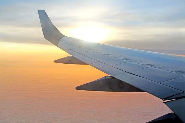 Belle vue aérienne du lever du soleil depuis la fenêtre de l'avion Image En Vente