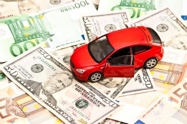 speelgoedauto en geld over wit. huren, kopen of verzekering concept auto