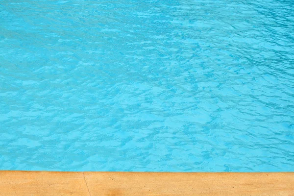 Edge of a swimming pool in a hot day — Stock Photo, Image