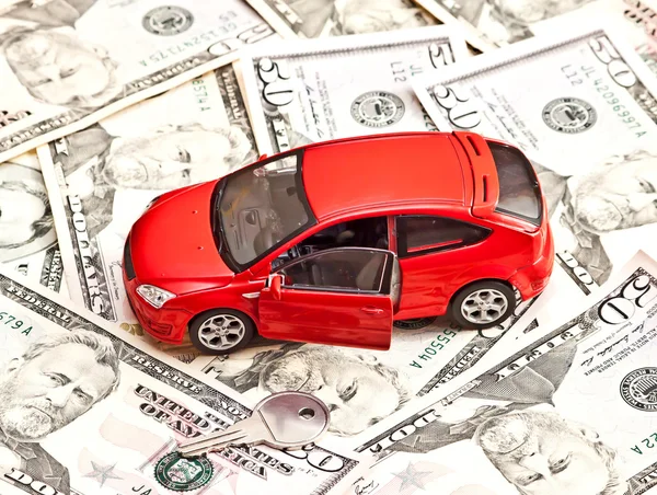 Leksaksbil, nyckel och pengar över vita. hyra, köpa eller försäkring bil co — Stockfoto