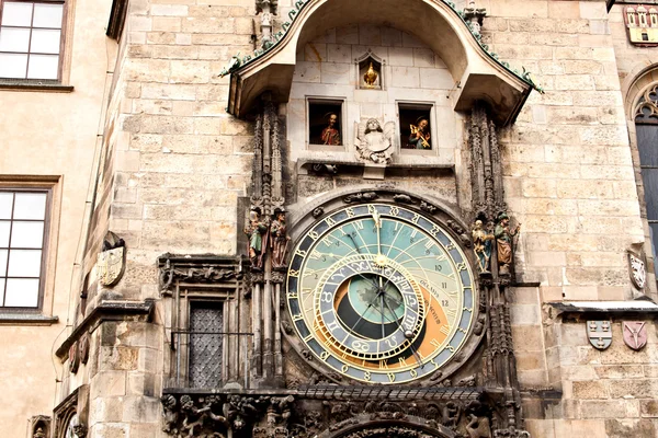 Horloge astronomique célèbre sur la place de la Vieille Ville à Prague, Tchéquie — Photo