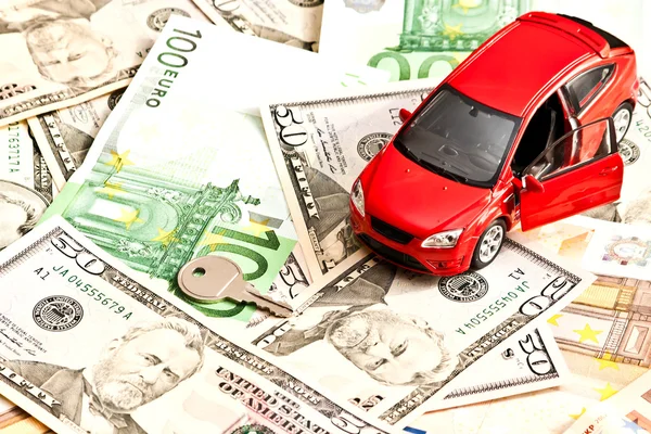 Auto, chiavi e soldi. Concetto di acquisto, affitto, assicurazione, carburante — Foto Stock