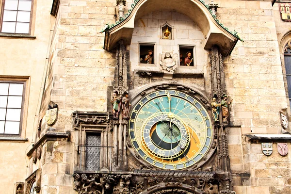 Знаменитим астрономічним годинником на площі старого міста Праги, Czec — стокове фото