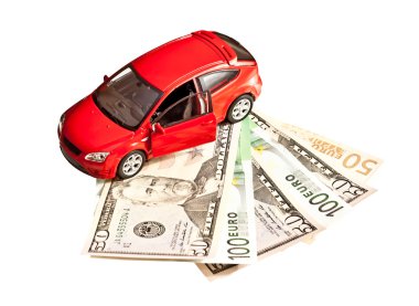 speelgoedauto en geld over wit. huren, kopen of verzekering concept auto