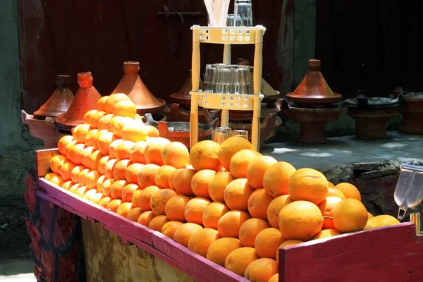 Laranjas frescas no mercado de rua (Marrocos ) — Fotografia de Stock