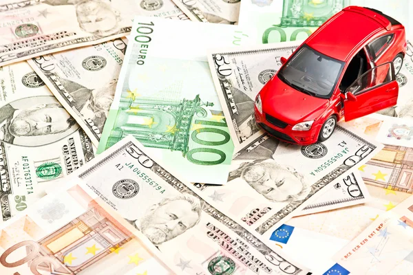 Speelgoedauto en geld over wit. huren, kopen of verzekering concept auto — Stockfoto