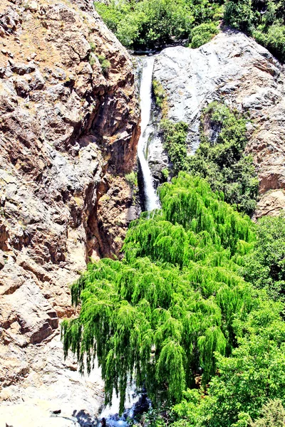 Bela vista da cachoeira nas montanhas em dia ensolarado — Fotografia de Stock