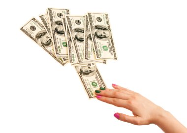 mano de la mujer tomando una nota de 100 dólares