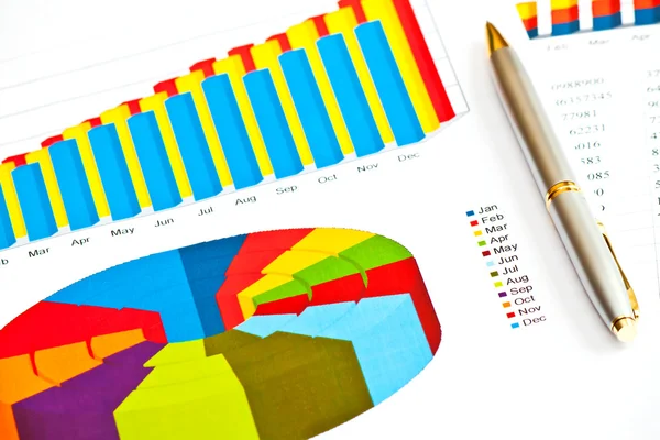 Üzleti kép: pénzügyi grafikonok és toll — Stock Fotó
