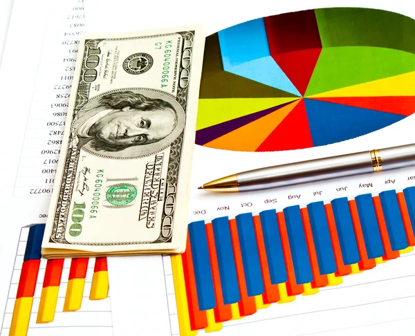 Бизнес-картина: деньги и финансовые графики — стоковое фото