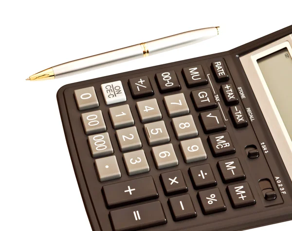 Деловая картина: калькулятор и ручка изолированы на белой спинке — стоковое фото